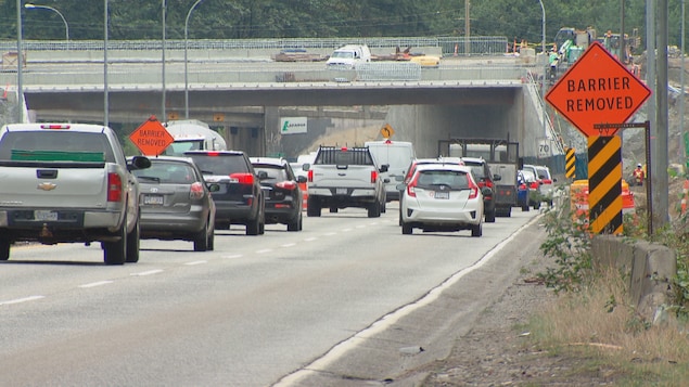 Une fil de voitures sur une route en travaux