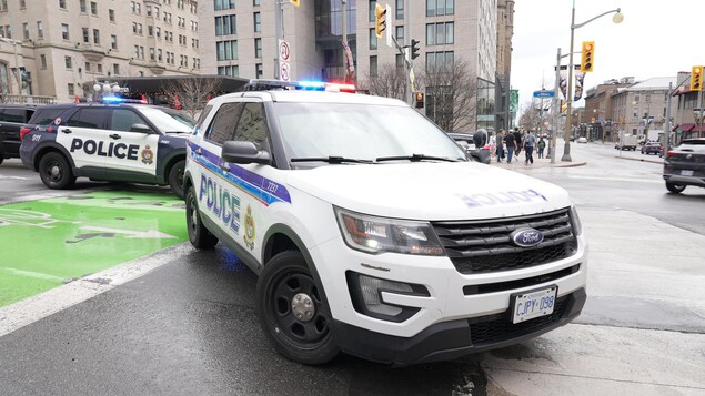 Deux voitures de la Police d'Ottawa