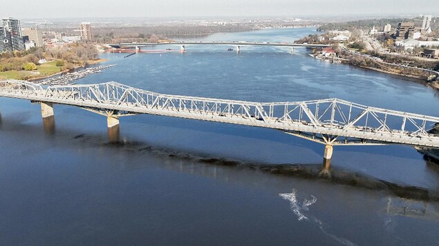 Une vue de drone du pont Alexandra entre Gatineau et Ottawa.