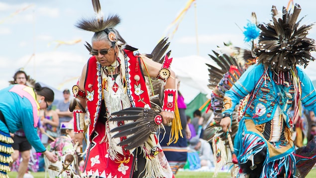Des danseurs traditionnels au Pow-Wow de Pikogan.