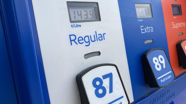 Le prix indiqué pour de l'essence régulier à cette borne est 143.9 cents le litre.