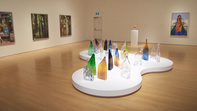 Plusieurs oeuvres d'art dans une salle d'exposition.