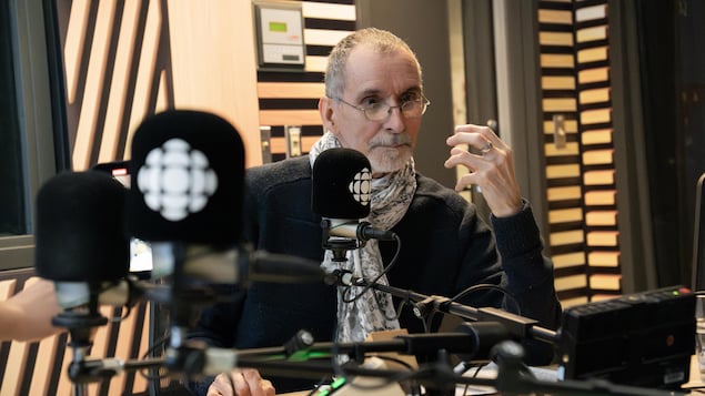 Un homme devant un miro dans un studio de radio.