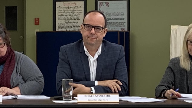 Le conseiller municipal Roger Sylvestre lors d'une séance publique du conseil de la municipalité.