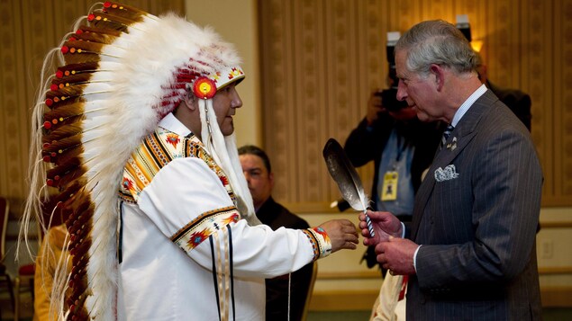 El entonces príncipe Charles durante un encuentro con un líder indígena en 2012.