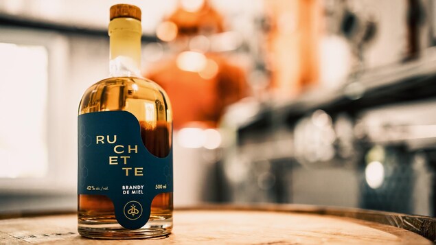 Le brandy ruchette, de couleur ambrée.