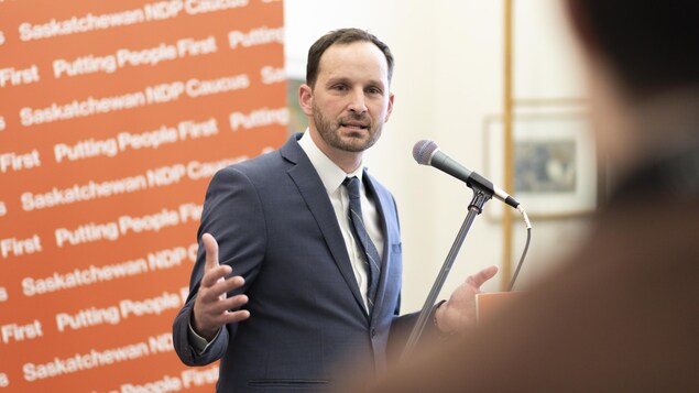 Le chef du NPD, Ryan Meilli, en conférence de presse à l'assemblée législative de Regina.