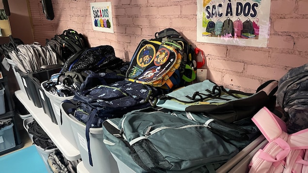 Des piles de sacs.