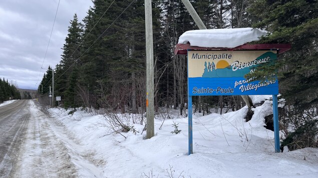 Un panneau de la municipalité de Sainte-Paule durant l'hiver.