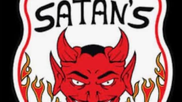 Un écusson aux couleurs du groupe Satan's Choice avec une illustration de satan en rouge.