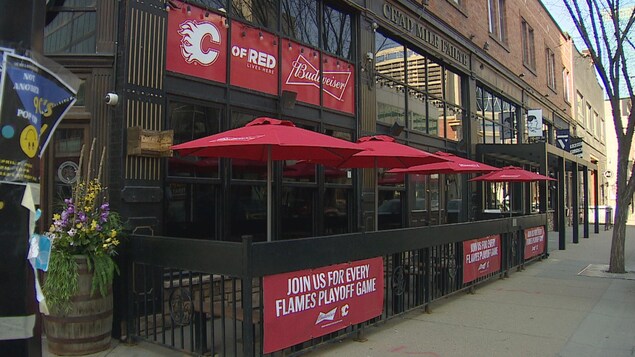 Un restaurant avec des affiches des Flames de Calgary.