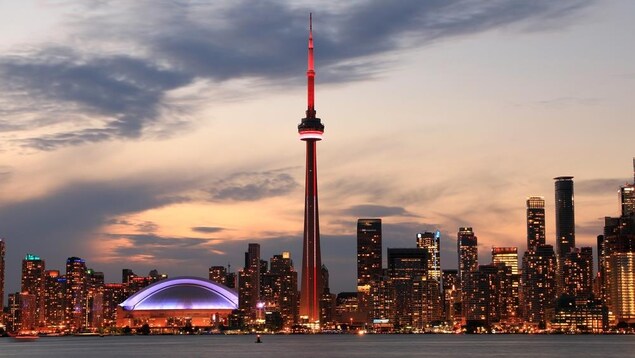 La silhouette du centre-ville de Toronto en soirée, depuis le lac Ontario.