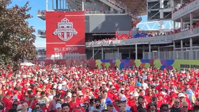 Une foule de supporters sort du stade et se dirige vers la sortie de Exhibition place.