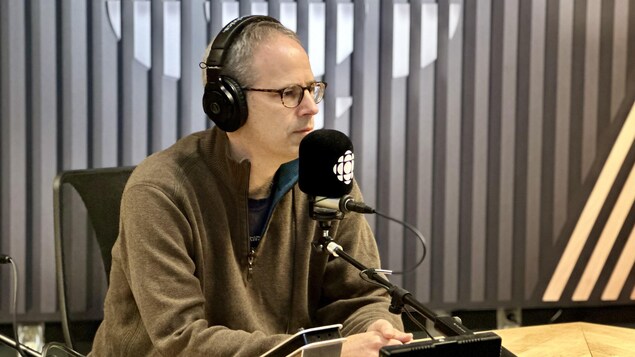 Steve Moran en entrevue dans un studio de radio.