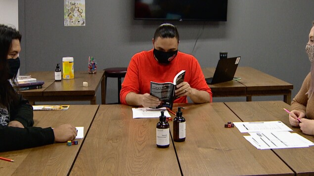 David Plamondon mène une partie de jeu de rôle avec deux joueurs à une table.