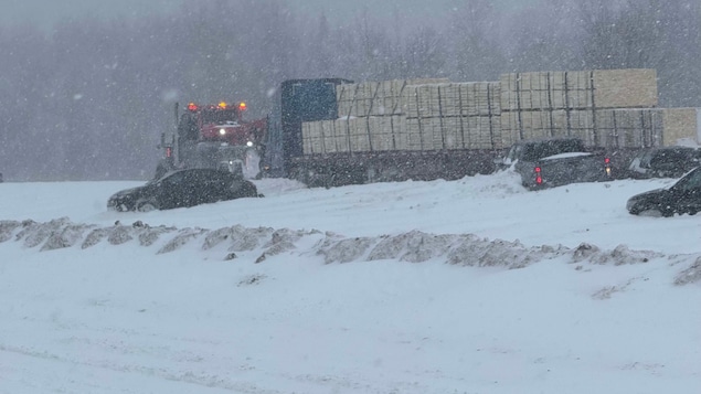 Des véhicules qui viennent d'effectuer une sortie de route.