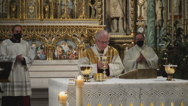 Mgr Prendergast lors de sa dernière messe.