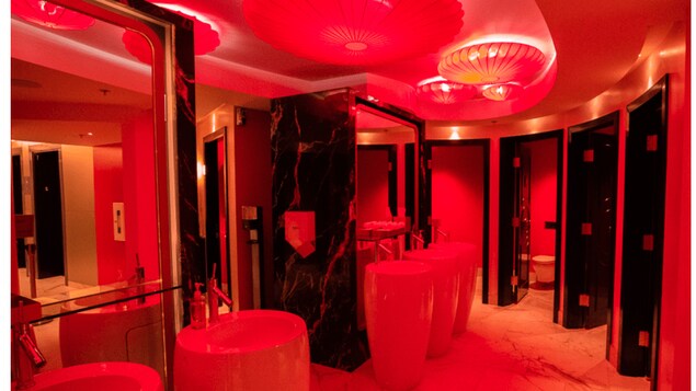 Les toilettes de l'Hôtel Versante, à Richmond, en Colombie-Britannique.