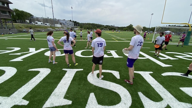 Une partie de ultimate frisbee.