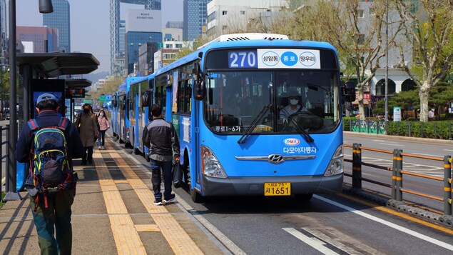 Un homme qui monte à bord d'un autobus à Séoul en Corée du Sud.