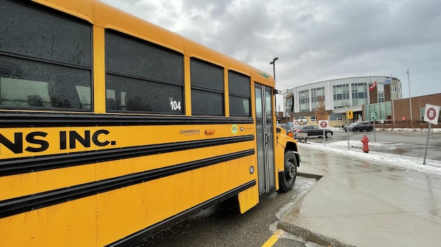 Un autobus scolaire couvert de pluie en février. 