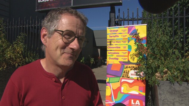 Bruce McKay devant une clôture.