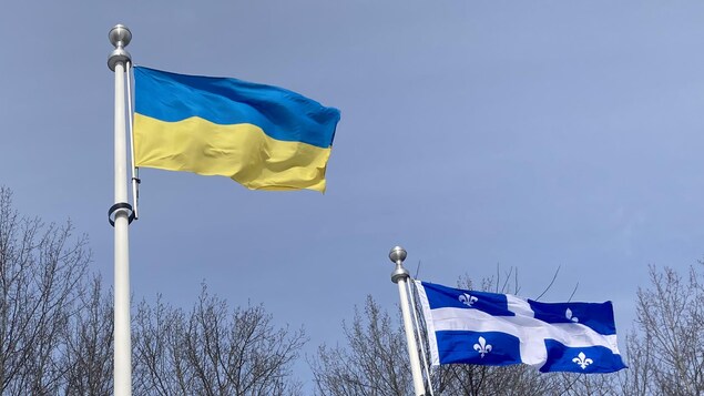 Le drapeau ukrainien flotte avec celui du Québec