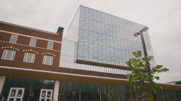 Une photographie de la façade du University Commons, de l'Université de l'Alberta. 