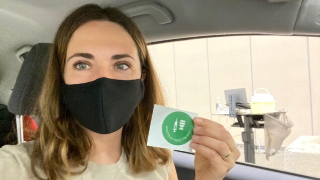 Nicole Lavergne Smith tient son collant dans un égoportrait