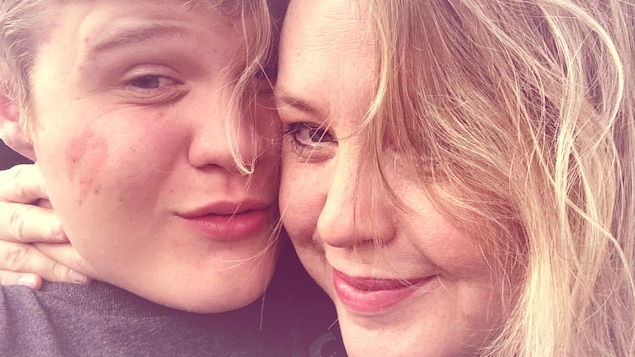 Les visages rapprochés d'une mère et de son fils.