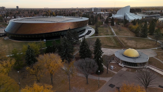 Plan aérien d'un bâtiment oval brun avec beaucoup de de fenêtres. Novembre 2025.