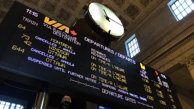 Un panneau d'informations sur les départs de la station Union à Toronto montre que les trains à destination d'Ottawa et de Montréal sont annulés.