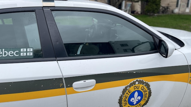 Le côté passager d'une voiture de police de la Sûreté du Québec