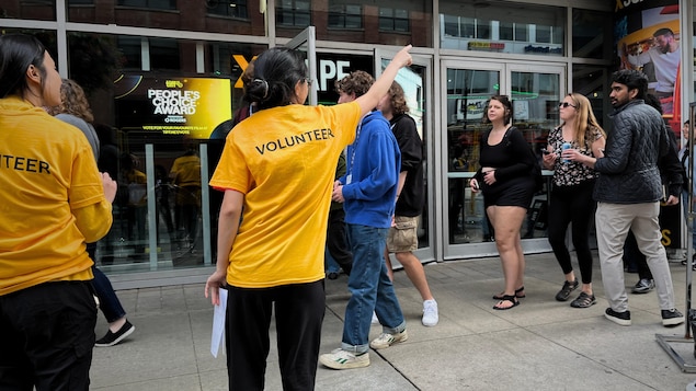 Deux bénévoles donnent des indications aux visiteurs du TIFF. 