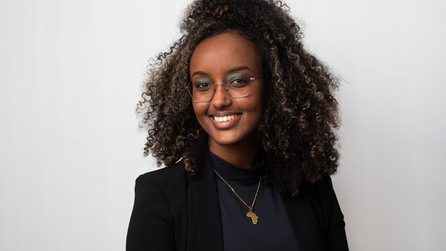 Yasmine Elmi, souriante.