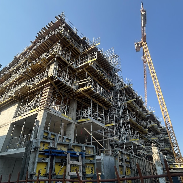 Un chantier de construction d'un immeuble. 