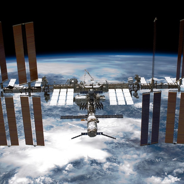 La Station spatiale internationale en orbite autour de la Terre.