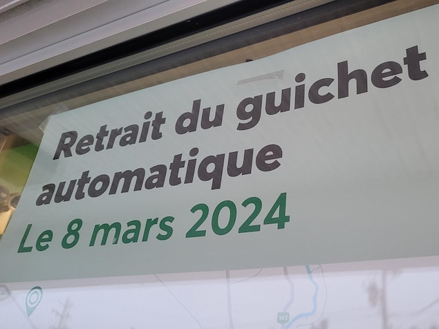 Une affiche qui dit "retrait du guichet automatique le 8 mars 2024".