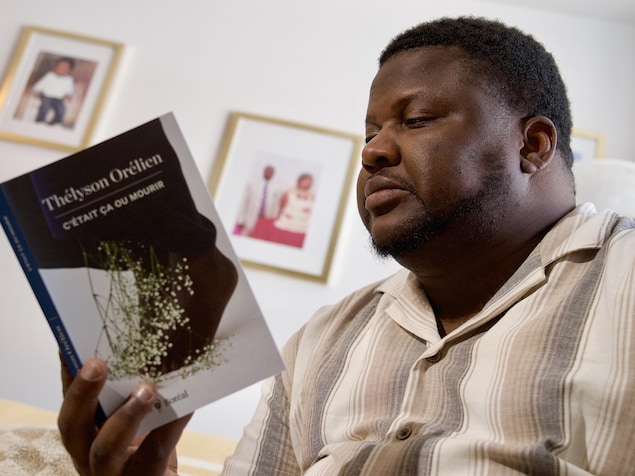 L'auteur Thélyson Orélien en train de lire son livre «C’était ça ou mourir».