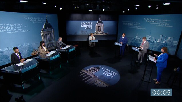 Le plateau du débat télévisé le 21 septembre 2023.