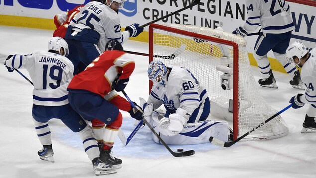 Le gardien des Maple Leafs Joseph Woll arrête un lancer d'Aleksander Barkov des Panthers, le 11 mai 2025 à Sunrise en Floride.