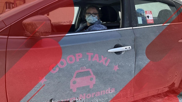 Une femme dans son taxi.