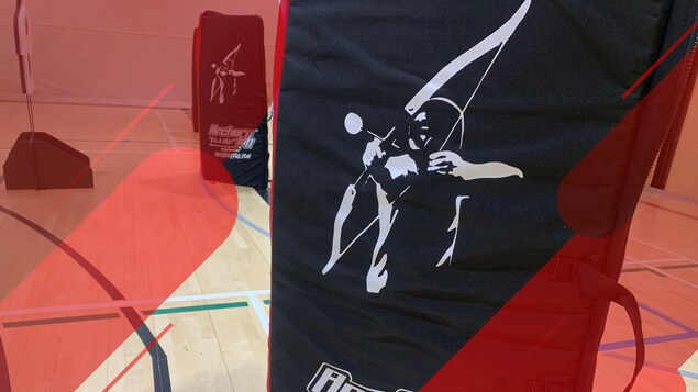 Des sacs d'entraînement dans un gymnase.