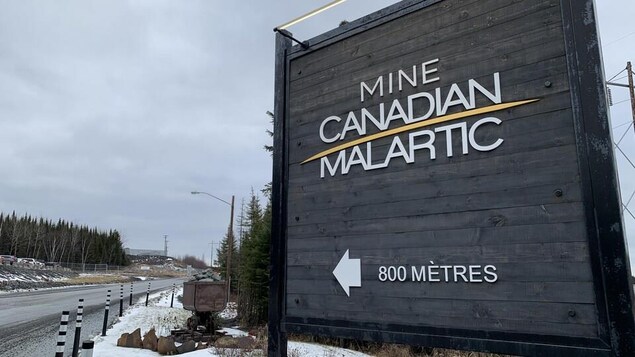 L'affiche à l'entrée de la mine Canadian Malartic.