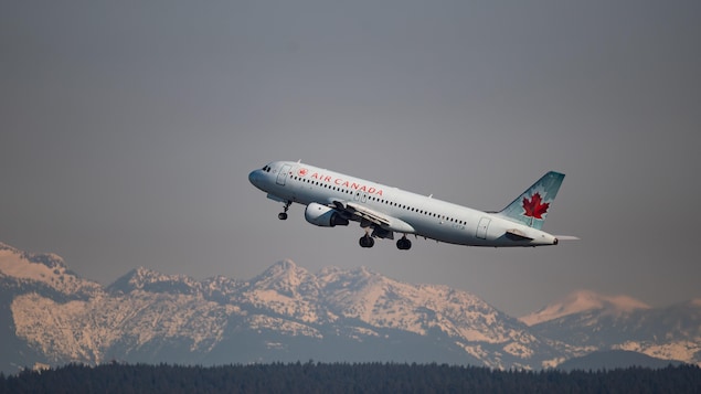 Un avion d'Air Canada s'envole à Vancouver.