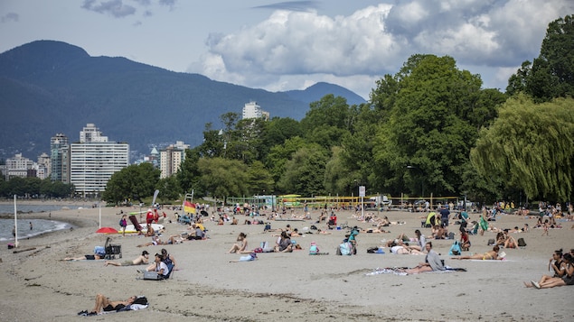 La plage Kitsilano de Vancouver était bondée.