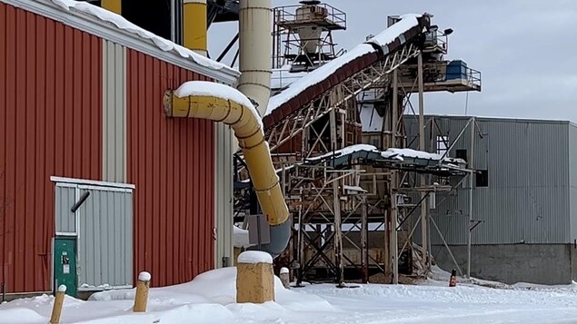 La scierie Outardes, à Baie-Comeau, cesse ses activités pour une période indéfinie. Les 186 employés mis à pied ont été rencontrés lundi matin, confirme le directeur des affaires publiques de Domtar, Guillaume Julien.
