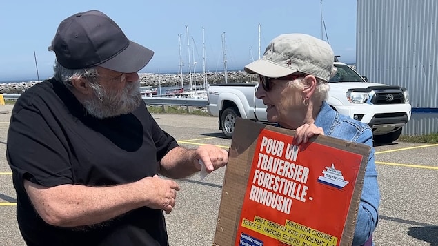 Une manifestation a eu lieu des deux côtés du fleuve pour le retour du traversier, absent depuis des années.