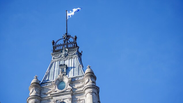 L'hôtel du parlement de Québec et le ciel bleu en fond.