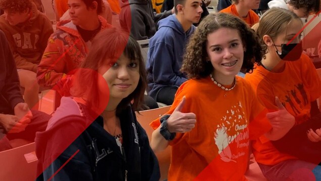 Des élèves du secondaire portent des chemises orange le 29 septembre 2022.